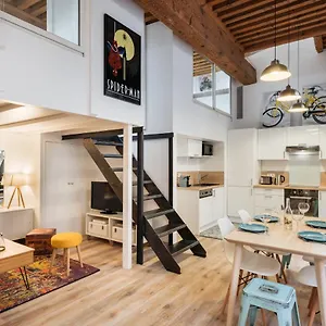 bel-appartement-renove-hotel-de-ville.hotels-rhonealpes.com/